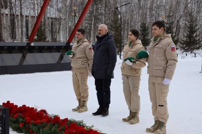 Вартовчане несут цветы к воинским мемориалам /ФОТО/