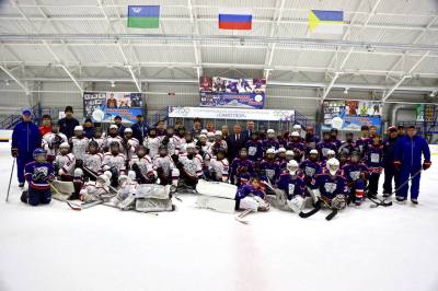 Глава города вручил новый спортивный инвентарь хоккеистам Глава города вручил новый спортивный инвентарь хоккеистам