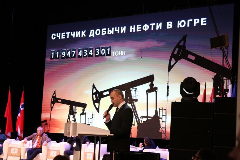 производство хмао. добыта 12 тонна нефти в югре. ханты-мансийск нефть и газ. нефтегазодобывающий комплекс хмао югра. нефтяная компания.