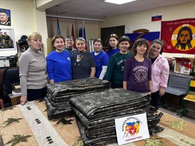 Волонтеры изготавливают маскировочные покрывала Волонтеры изготавливают маскировочные покрывала