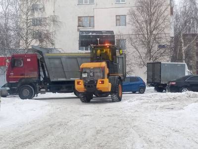  В микрорайонах очищают дворы и проезды 