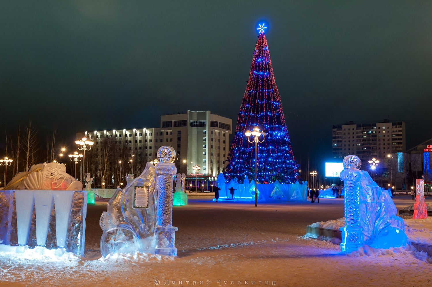 Городок нижневартовск. Нижневартовск площадь. Площадь Нефтяников Нижневартовск. Площадь Нефтяников Нижневартовск новый год. Нижневартовск зима.