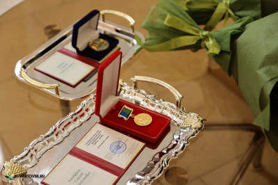 Губернатор Наталья Комарова наградила вартовчан 