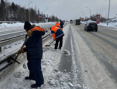 Уборка снега продолжается Уборка снега продолжается