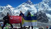 Нижневартовский флаг на фоне Эвереста