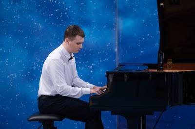 Звучит рояля звук прелестный Звучит рояля звук прелестный