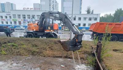 Коммунальщики устраняют последствия непогоды 