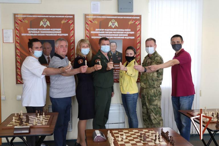 В Югре росгвардейцы организовали шахматный турнир с представителями окружных СМИ