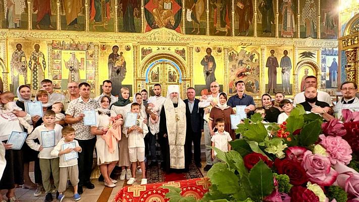Новости:  Митрополит Павел крестил младенцев из многодетных семей 