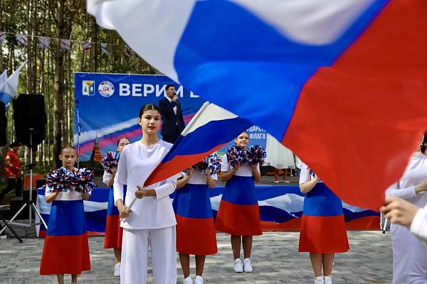 Новости:  Нижневартовск отметил День Государственного  флага России 