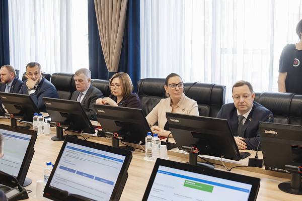 Новости:  На очередном заседании Думы Нижневартовска депутаты заслушали отчеты о работе Счетной палаты и УМВД города за 2025 год. 