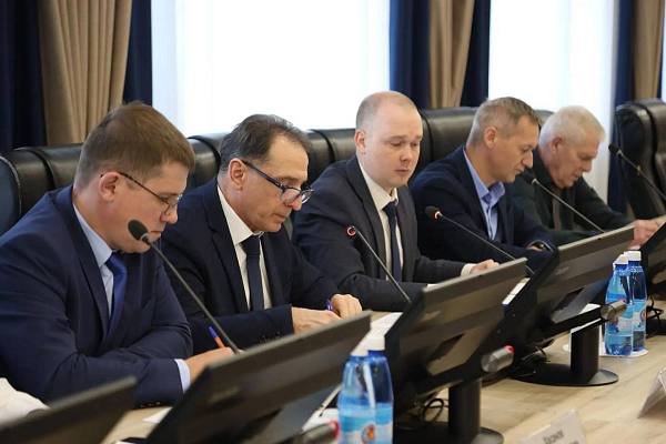 Новости:  В Нижневартовске усилены меры безопасности на аварийно опасных участках дорог 