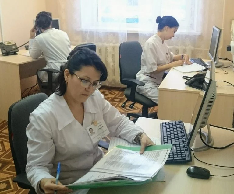 В Югре продолжает работать горячая линия по вопросам COVID-19