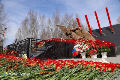 Вальс, фронтовые бригады, возложение цветов: Нижневартовск празднует День Победы!